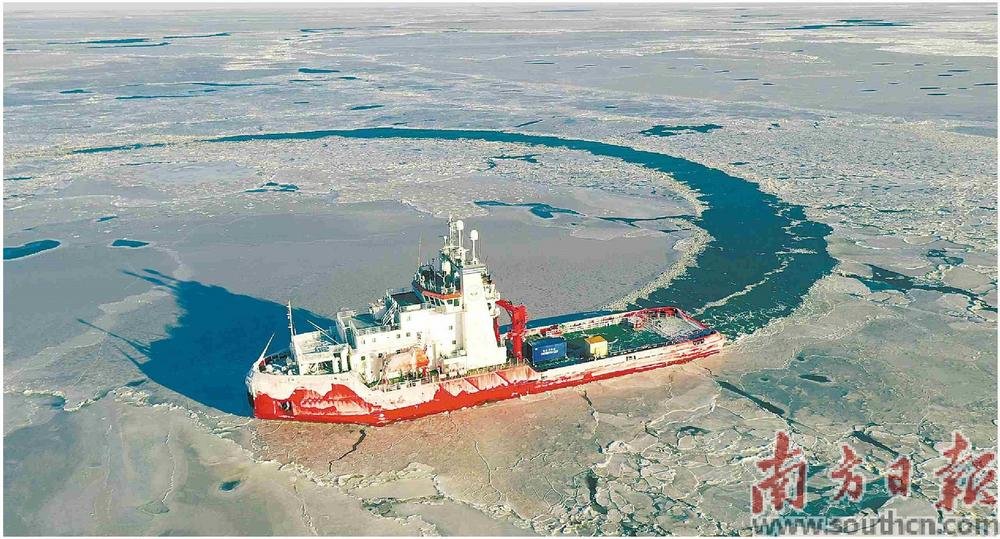 “中山大学极地”号在渤海辽东湾执行冰区试航任务。中山大学供图